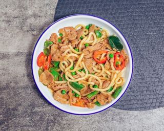 MAKARON UDON z kurkumą i wieprzowiną