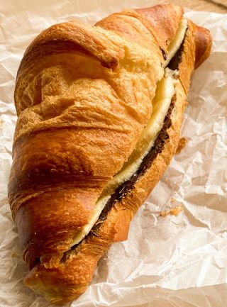 Круасан з нутелою та бананом (130г)