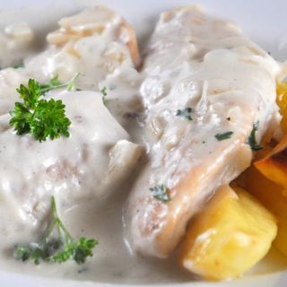  PIEPT DE PUI CU SOS DE SMANTANA SI CIUPERCI