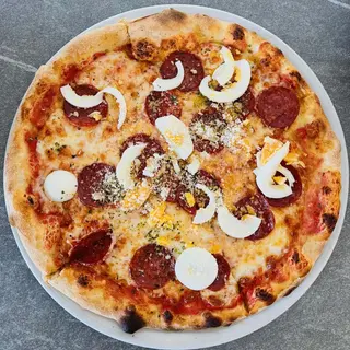 PIZZA SALAMI, HUEVO Y PECORINO (30Cm.)