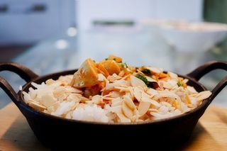 Galinha de caril com arroz