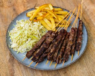 Frigărui Arrosticini & dovlecei pe grătar & salata de varza