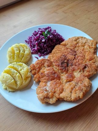 Tradycyjny kotlet schabowy , ziemniaki purre , surowka