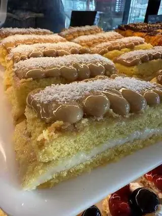 Fatia de Baunilha com Beijinho e Doce de Leite