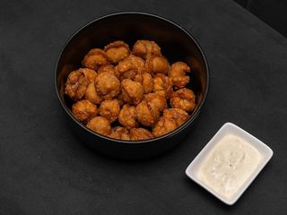 Пельмені фрі з часниковим соусом (200/30г)