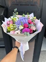 Buchet (2034) din hortensie violeta, trandafiri tross, eustoma, orhidee si verdeata decorativa