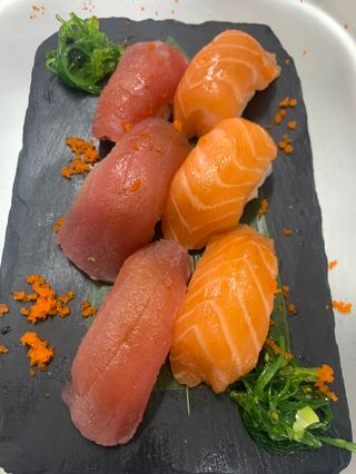 Nigiri di tonno o salmone  l'uno
