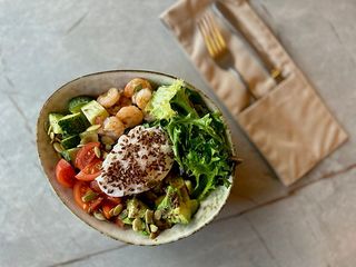 Боул з гречкою,креветками та яйцем пашот (450g)