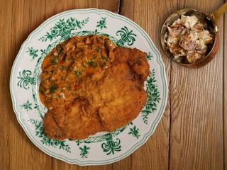 Шніцель зі свинини з грибним грейві (400g)