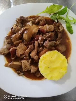 Свински жулиени с манатарки,сушени домати,картофено пюре