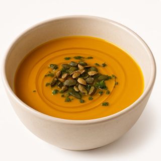 Crema casera de calabaza al horno con pepitas tostadas y un chorrito de AOVE