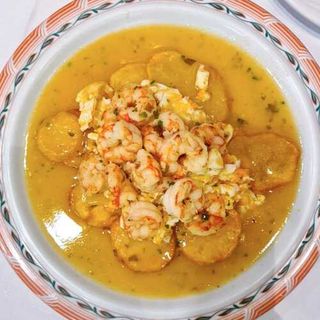 Huevos Rotos Con Gambas Y Salsa Marinera