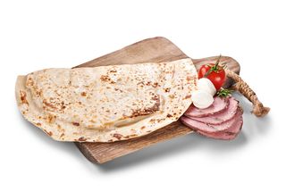 Янтик з печеною свининою та сиром моцарела