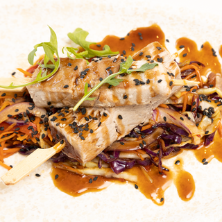 Brochetitas de Atún con Base de Verduritas