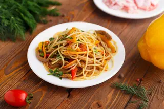 Салат из фунчозы с мясом