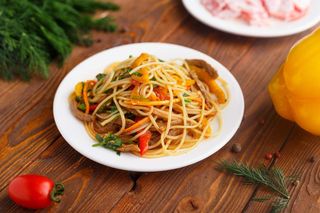 Салат из фунчозы с мясом