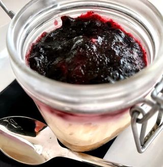 Pastel De Queso Con Mermelada De Arándanos