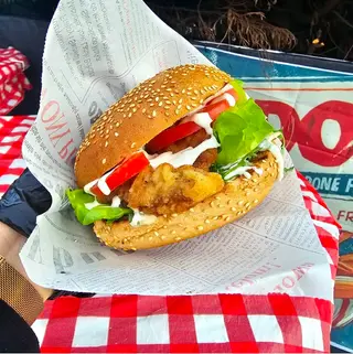 Hamburger z kotletem drobiowym lub schabowym