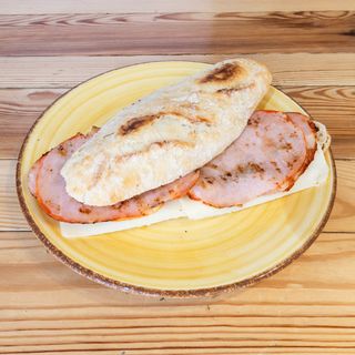 Bocata de lomo y queso.