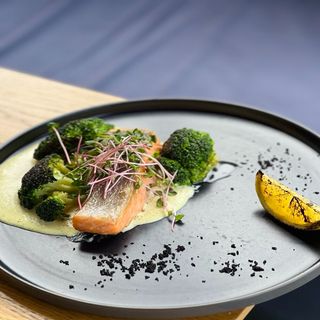 Лосось із брокколі та соусом з пармезану (350г)