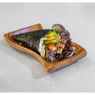 42. Temaki Salmón Y Aguacate