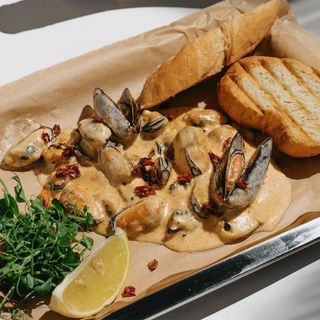 Мідії у вершковому соусі (260г)