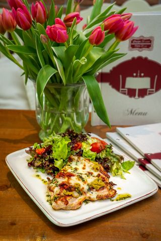 Пилешко филе с бекон и гъби (300г)