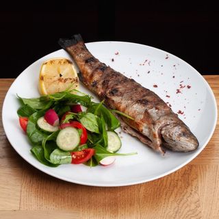 Форель з овочевим салатом та соусом песто