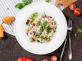 Салат з капусти з оливками та в’яленими помідорами (190g)