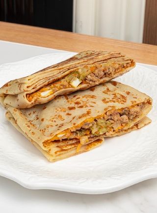 Блины  мясной с чеддером и тушеной капустой