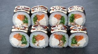 Рол Футомакі з лососем, вугрем та чукою
