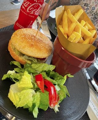 Cheese burger con patate al sale