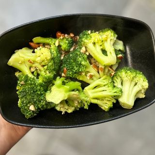 Broccoli sote cu migdale