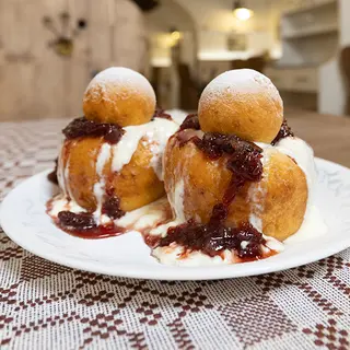 Papanași rumeniți cu clop de smântână și dulceaţă