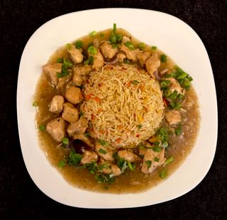 Pui cu usturoi și orez cu legume