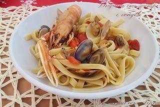 Tagliatelle con scampi e vongole