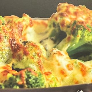 Запечени броколи със сирена (350гр)