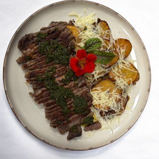 Tagliata di manza, cartofi cu parmezan și usturoi  și sos chimichurri