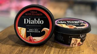 Krem z sera owczego z ostrą papryką