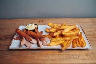 Wurstel tirolesi con patate fritte e salsa birrette