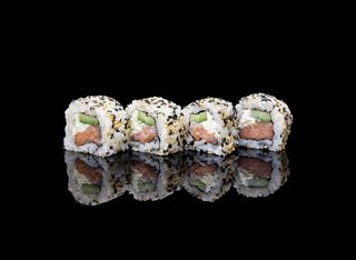 Урамаки пушена сьомга и Филаделфия (140гр)