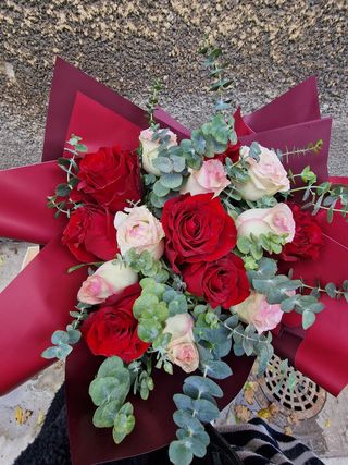 Buchet din 15 trandafiri cu eucalipt