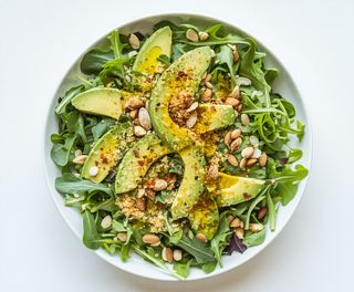 Mix de salată cu semințe și avocado crocant