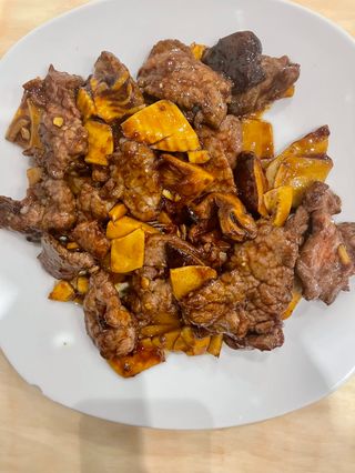 46. Ternera con bambú y setas chinas