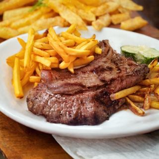Bistec Con Patatas Y Ensalada