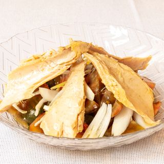 Selección de tomates de temporada, lomos de bonito del Cantábrico