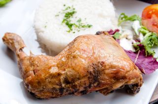 Пилешко бутче с ориз на фурна
