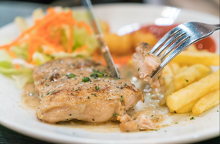 Bife de Frango Grelhado com Ovo, Arroz e Batata Frita