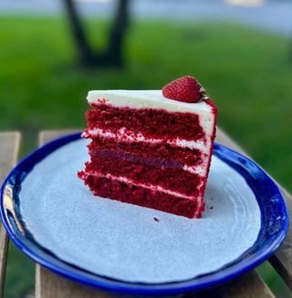 Полуничний оксамит