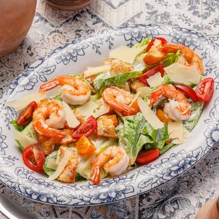Салат Цезарь с креветками / Salată Caesar cu creveţi